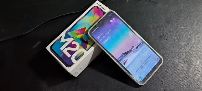 Samsung M20