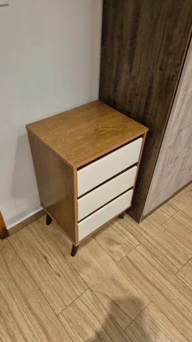 Mesa De Cabeceira Moderna 3 Gavetas Com Pés Retrô (Usado)