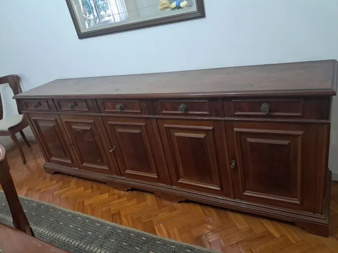 Estante madeira precisa restaurar uma parte pequena