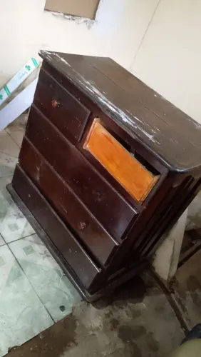 Vendo uma cômoda de madeira