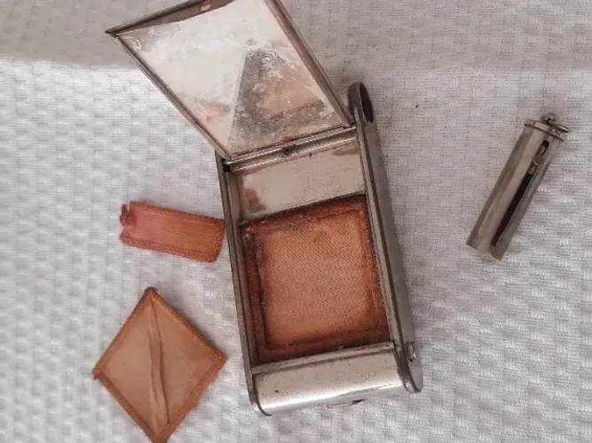 Cigarrilha com kit de maquiagem