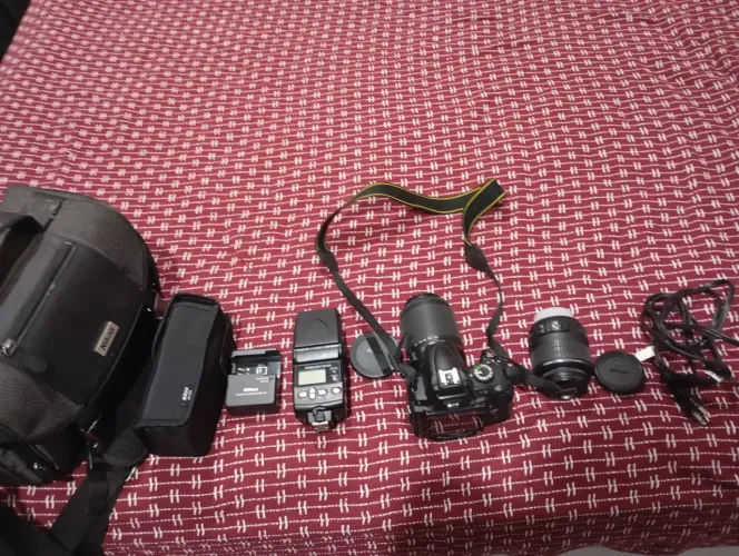 NIKON D5000 + FLASH + BAGS + LENTE E CARREGADOR