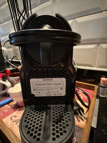 Cafeteira Nespresso Inissia D40, preta, para cápsulas da linha Original
