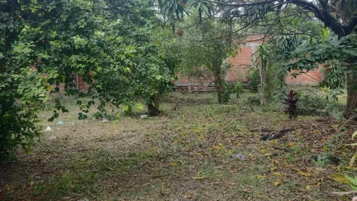 Terreno amplo  com casa iniciada.
