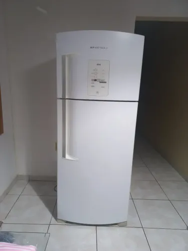 Um refrigerador frost free 390 litros