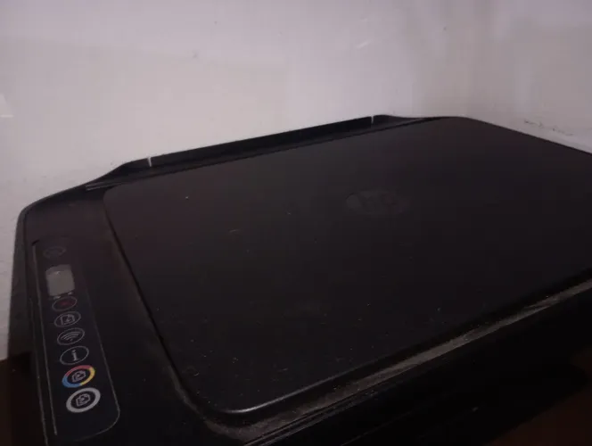 Impressora multifuncional preta da linha HP DeskJet