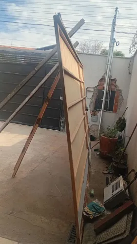 Portão e motor eletrônico.