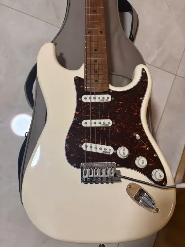 Guitarra Benson Stratocaster Hardy 901