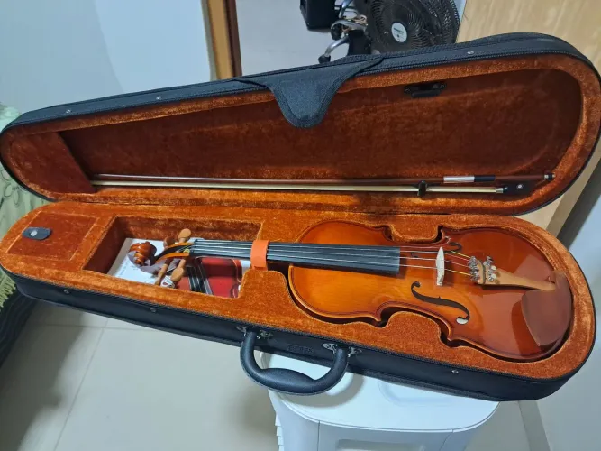 Violino seminovo já regulado para execução 