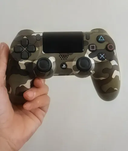 Controle de PS4 original camuflado<br><br>R$180 ?