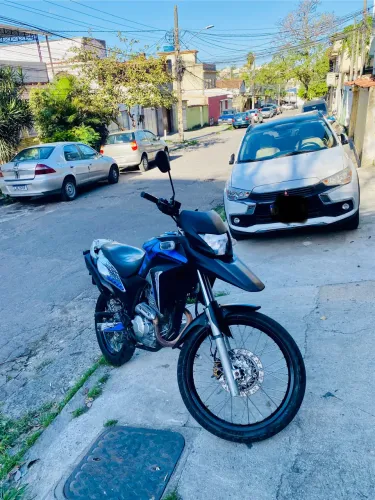 Vendo moto XRE muito nova só pega e anda nada pra fazer 