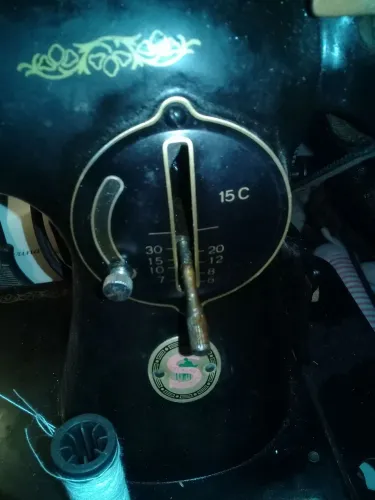 Máquina de costura elétrica Singer com pedal sem móvel