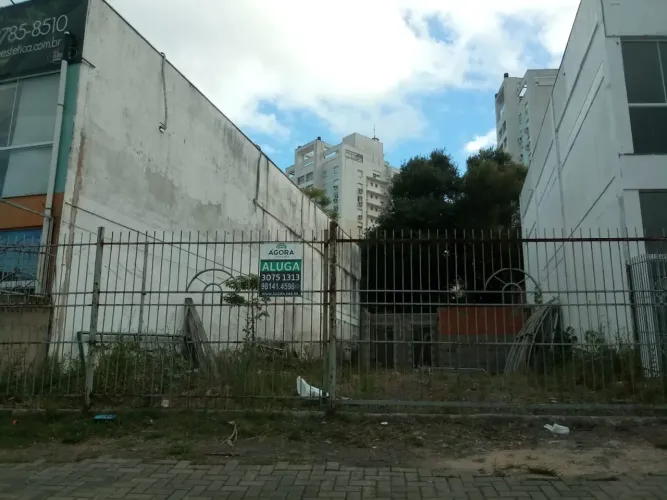 Terreno com aproximadamente 330m²