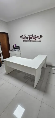 Mesa escritório em L 1.50 X 1.50 com 2 gavetas.