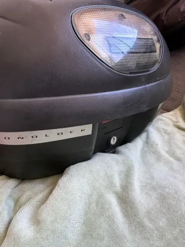 Bauleto Givi usado 45Lts - 02 capacetes - 200,00
