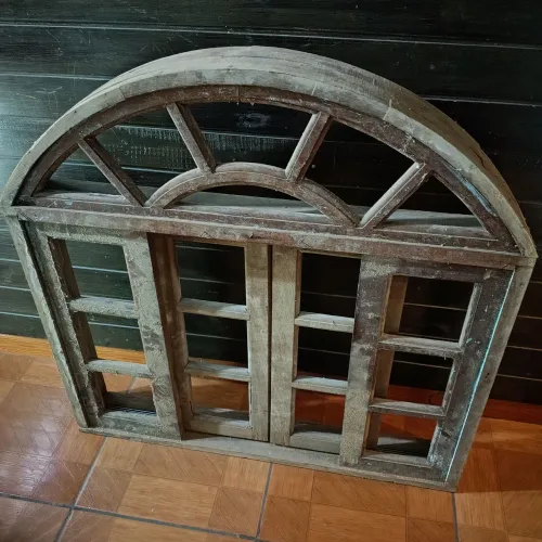 Janela de madeira 1x1 em bom estado aceita o cartão