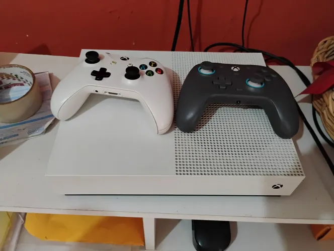Xbox One S 1Tb + 2 controles + Ultimate game pass 1 mês