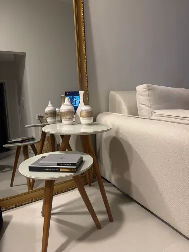 Conjunto de mesas laterais