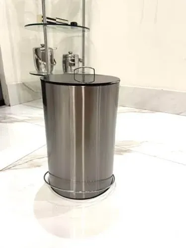 Lixeira de aço inox, com balde interno removível.