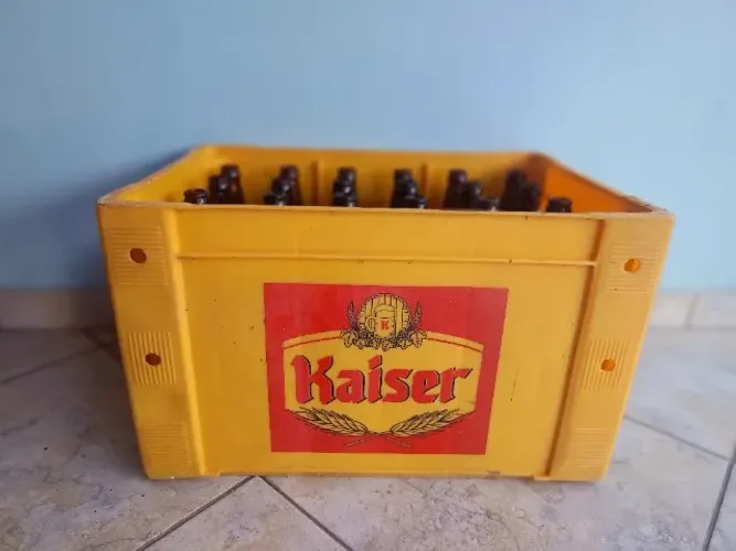 Caixa de cerveja com 28 vasilhames+2 garrafas de 1 litro