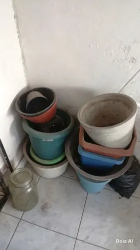 vendo jarros de cimento 25 é de plástico 10 interessado zap * com plantas 40