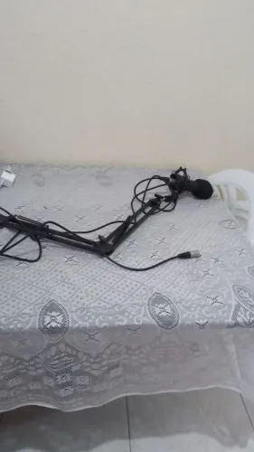 Braço e microfone de podcast