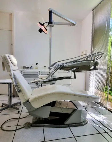 Cadeira odontológica completa (cadeira, luz e equipamentos de profilaxia)