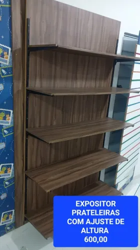 PRATELEIRAS COM AJUSTE DE ALTURA E PAINEL AO FUNDO