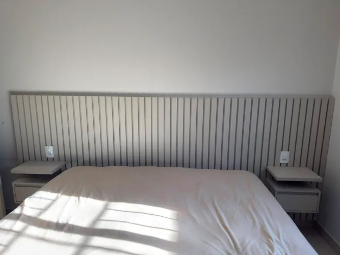 Cabeceira de cama em marcenaria