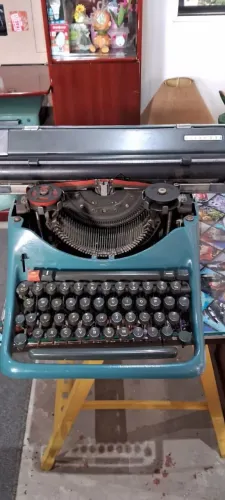 Máquina de Datilografar antiga vintage OLIVETTI. Funcionando!