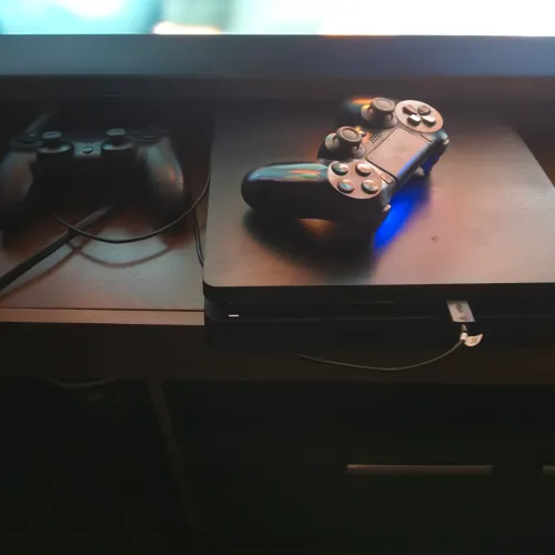 Play Playstation 4 Slim 1TB + 2 manetes + 10 jogos