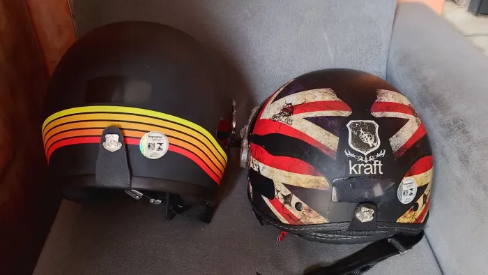 Capacetes semi novos stilosos e lindo. Barbada 2 pelo preço de 1