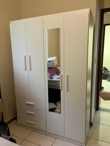 Guarda roupas 4 portas e 3 gavetas branco 