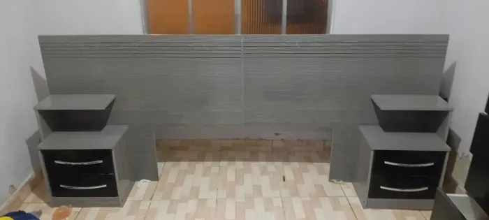 Cabeceira com criado mudo