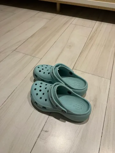 Crocs- verde água