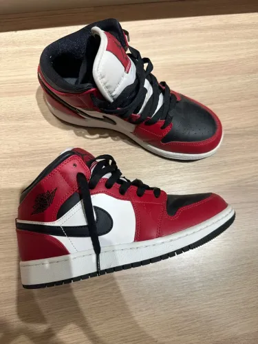 Jordan 1 mid chicago