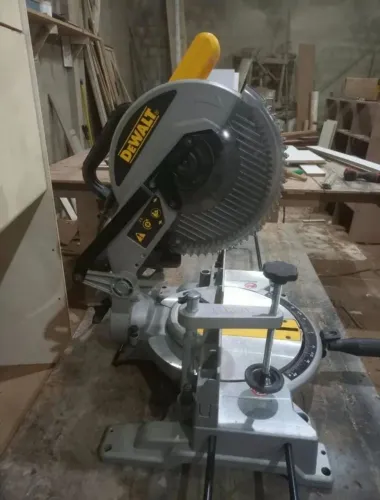 Serra DeWALT DW714 1650W, 10" pouco usada, em ótimo estado, possui ajuste de ângulo