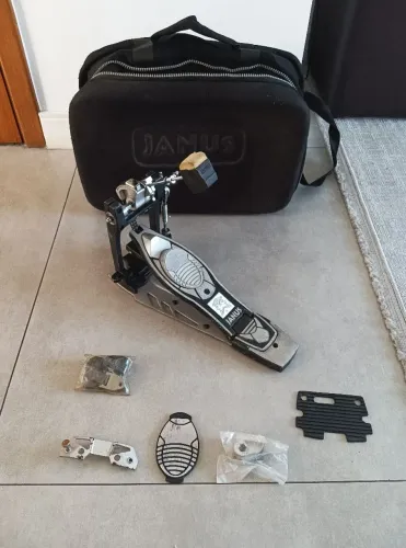 ## Pedal de bumbo single para bateria Mapex Janus, anos 90, com bag, condição excepcional!