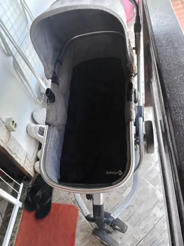 Carrinho Moisés Safety 1st com Base veicular e bebê conforto 