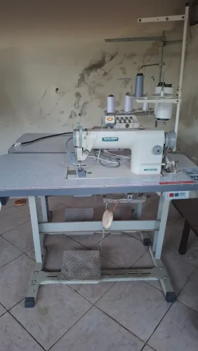 Vendo duas máquinas de costura sendo uma reta e a outra interlok marca SIRUBA  