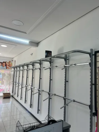 Vende-se cremalheira completa para loja