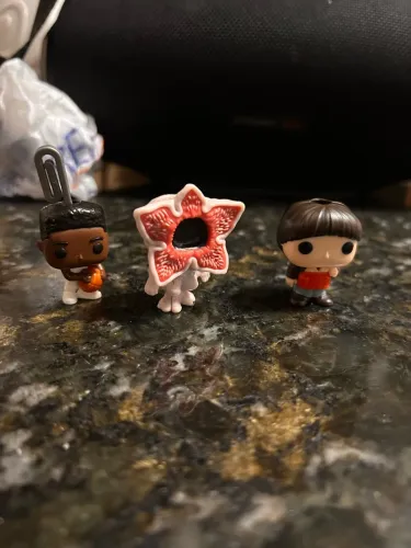 Vendo ou troco bonecos stranger things kinder joy