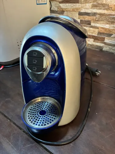 Vendo cafeteira três corações usada