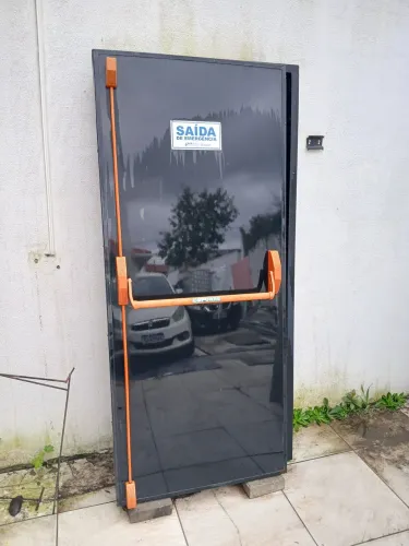 Porta saída de emergência