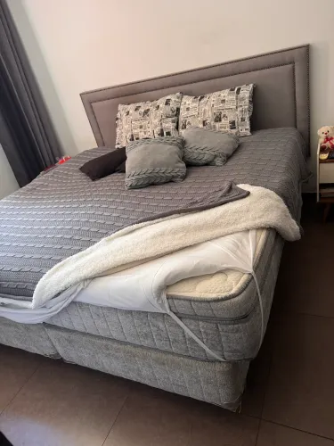 Cama KING SIZE com cabeceira - higienizada - Luxo