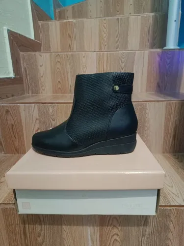 Bota Feminina Modare 7085.100 Ziper <br><br>Bico Redondo Salto Baixo