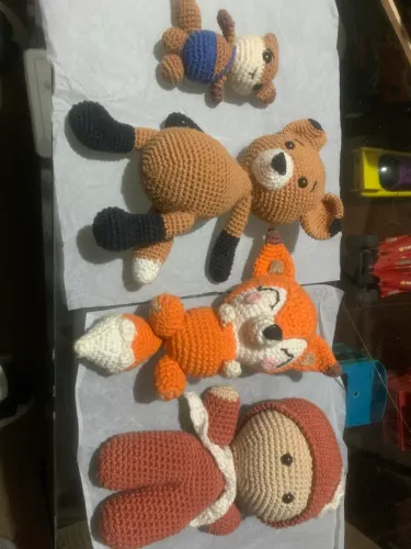 Quatro bichinhos de pelúcia são amigurumis artesanais feitos em crochê
