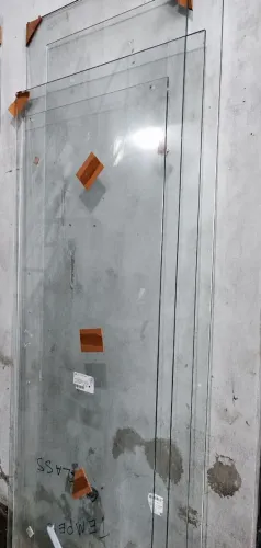 4 portas de vidros sem furação de fechadura são de correr R$150 CADA vendo só o vidro ok