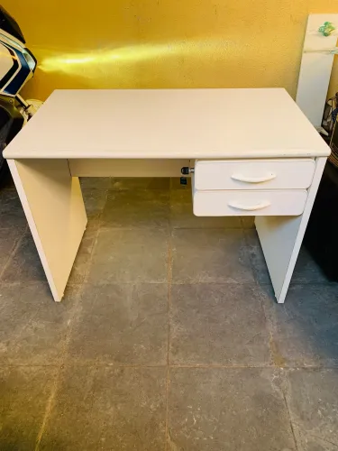 Mesa de escritório com 2 gavetas