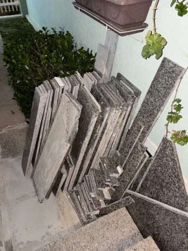 Granito retirado de escada